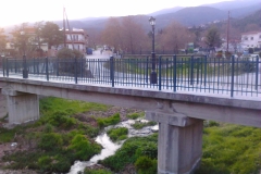 Γέφυρα που συνδέει το σχολείο με την κεντρική πλατεία